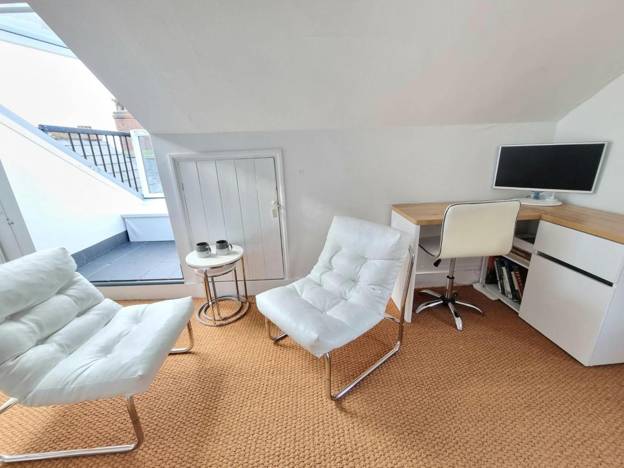 West Hill Retreat Seaview Balcony Chic Loft Studio & Free Parking 哈斯丁 外观 照片